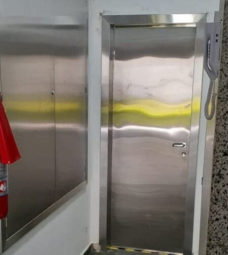 Porta de inox: resistência e segurança para diferentes ambientes