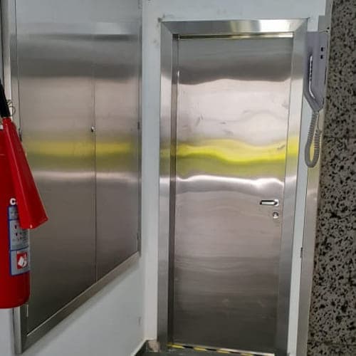 Porta de inox: resistência e segurança para diferentes ambientes